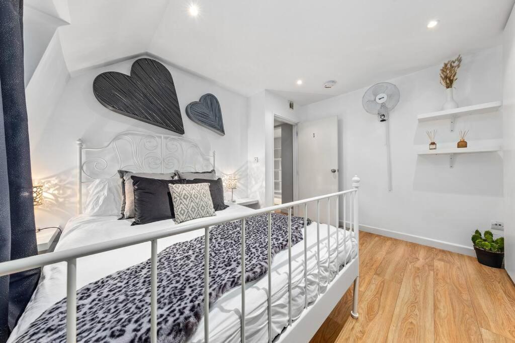 3 Bedroom Flat In Mayfair Hy4 Londra