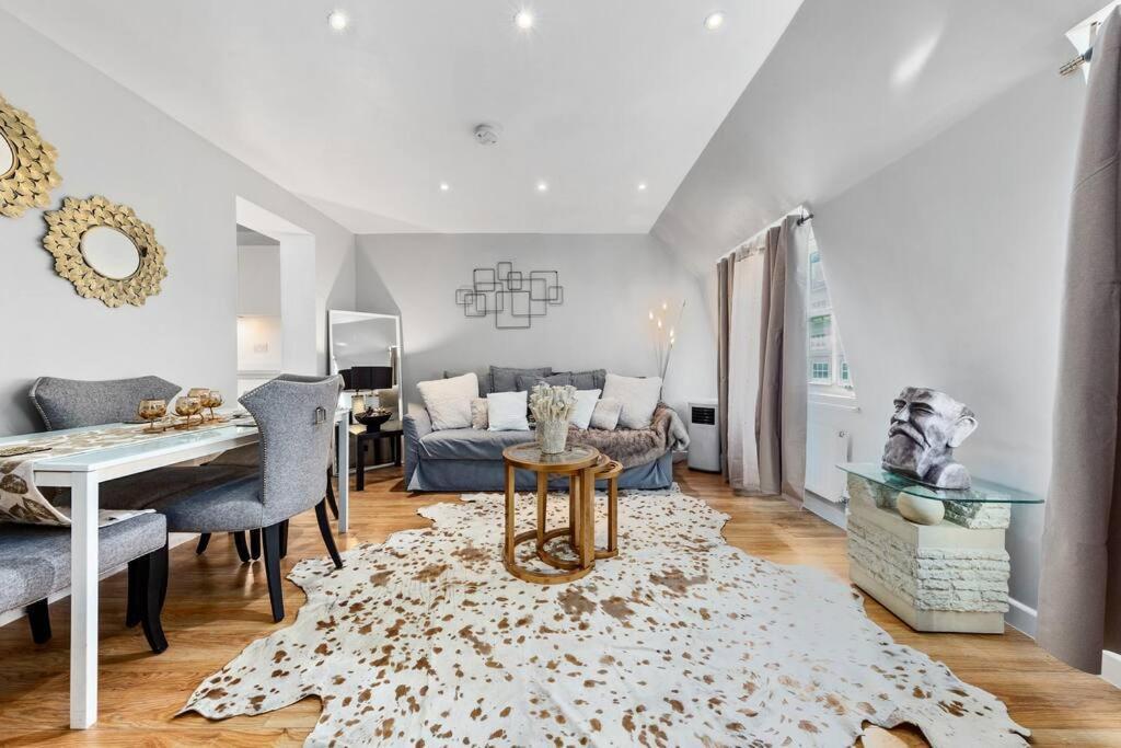 3 Bedroom Flat In Mayfair Hy4 Apartament Londra